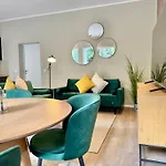 Lichtdurchflutetes Design-apartment U39-1 *