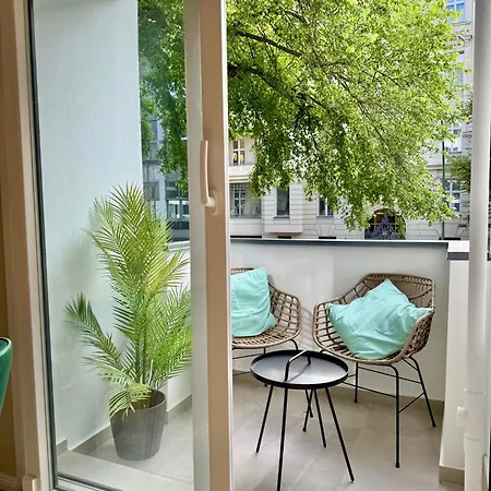 Lichtdurchflutetes Design-apartment U39-1 *