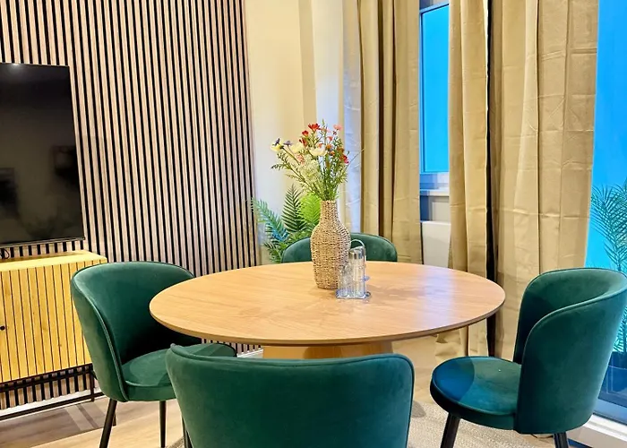 Lichtdurchflutetes Design-apartment U39-1 *